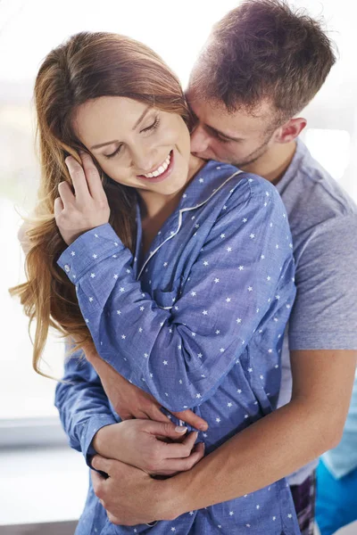 Красивая пара в пижаме — стоковое фото
