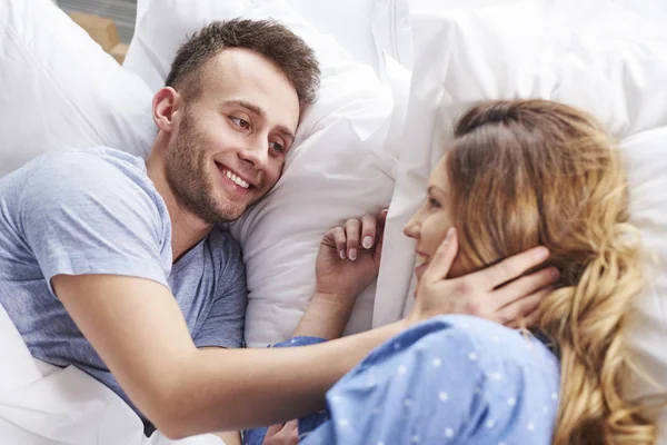 침대에 아름 다운 커플 — 스톡 사진