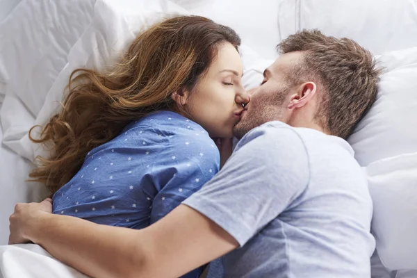 Hermosa pareja en la cama —  Fotos de Stock