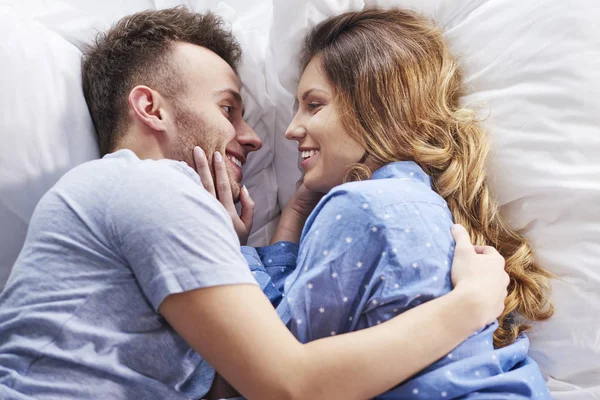 Красивая пара в постели — стоковое фото