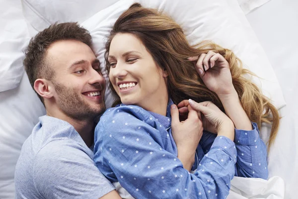 Mooi paar in bed — Stockfoto