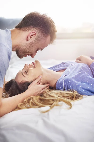 Hermosa pareja en la cama — Foto de Stock