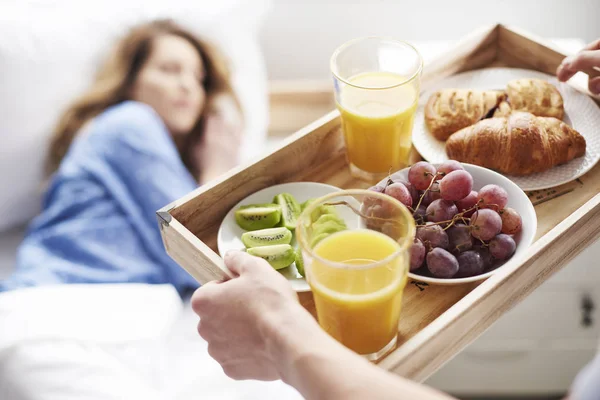 Beau couple prenant le petit déjeuner — Photo