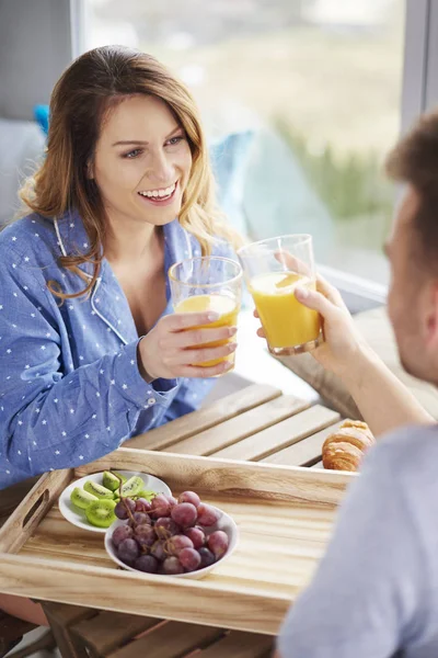 Beau couple en pyjama — Photo