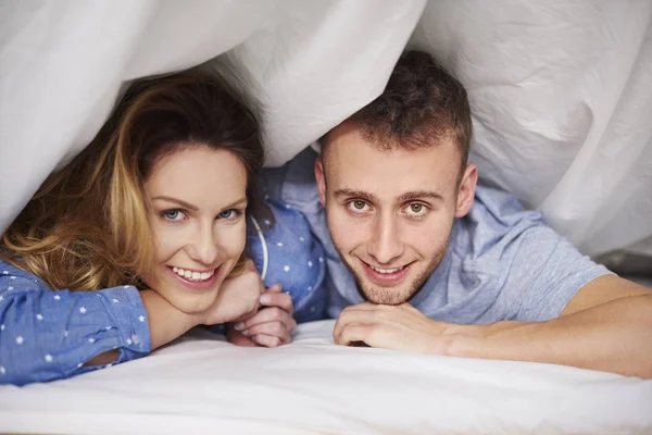 Hermosa pareja en la cama —  Fotos de Stock