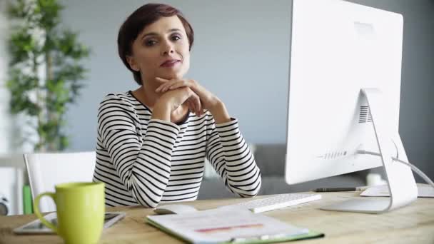 Trabajador de negocios en la oficina — Vídeo de stock