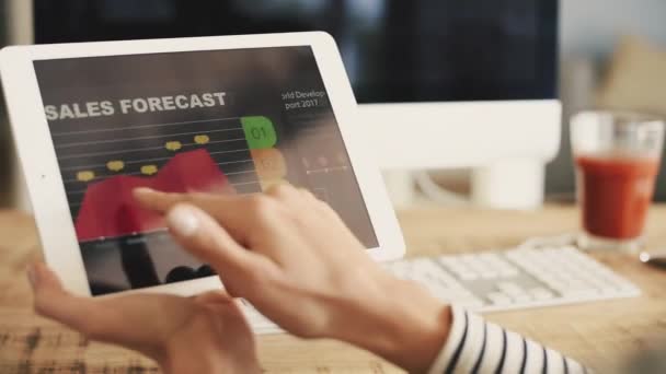 Affärskvinna granska finansiella data på digitala tablett — Stockvideo