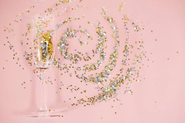 Şampanya ve konfeti ile cam 