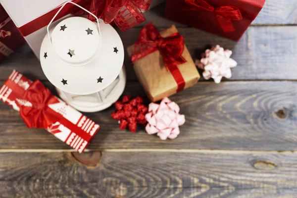 Vánoční dárky a Lucerna — Stock fotografie