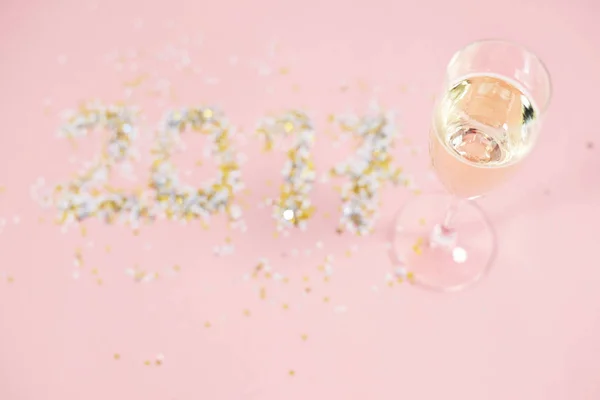 Glas met champagne en confetti — Stockfoto