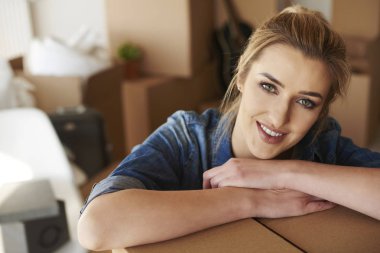 karton kutu olan kadın