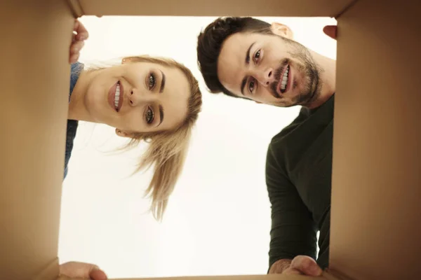 Couple looking into box — Stock Photo, Image