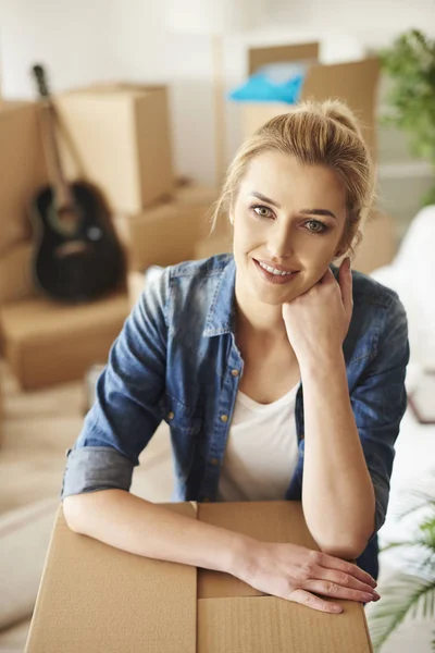 Mujer con caja de cartón — Foto de Stock