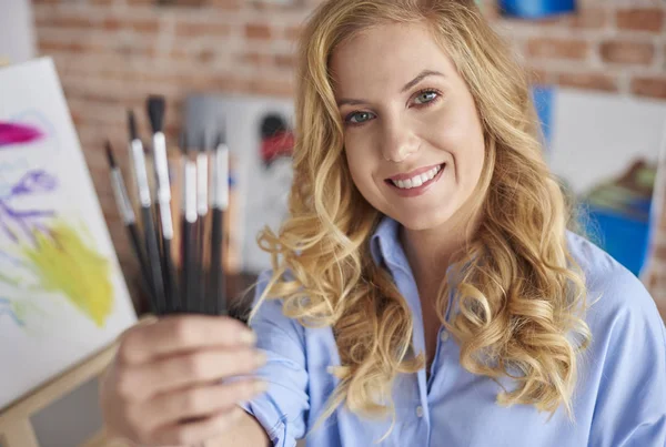 Mulher segurando pincéis — Fotografia de Stock