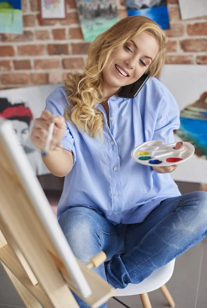 Mujer pintando sobre caballete —  Fotos de Stock