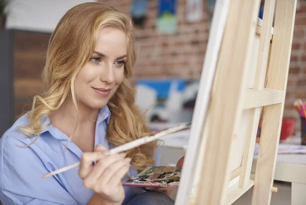 Mujer pintando sobre caballete —  Fotos de Stock