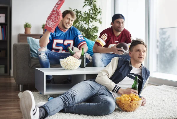 Amigos viendo deporte juego — Foto de Stock