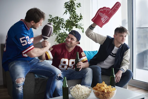 Vrienden kijken naar sport spel — Stockfoto