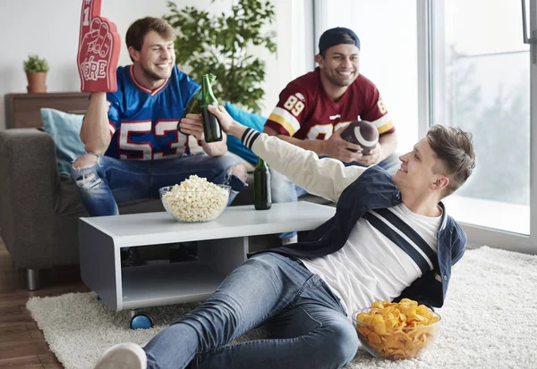 Freunde hängen mit Bier herum — Stockfoto