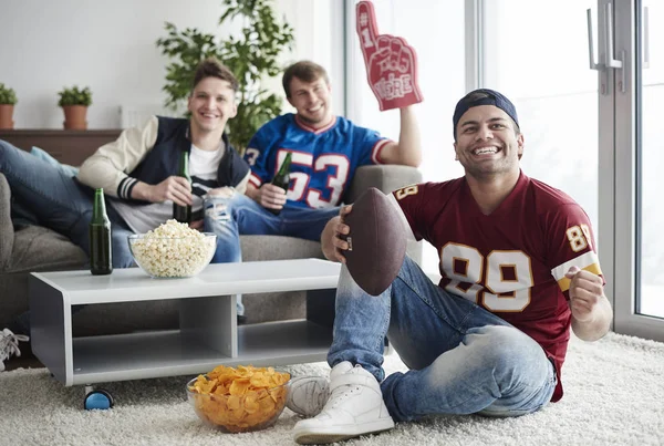 Freunde hängen mit Bier herum — Stockfoto