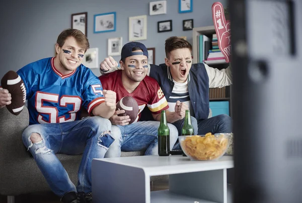 Amigos animando por el equipo — Foto de Stock