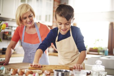 küçük çocuk dışarı hamur haddeleme