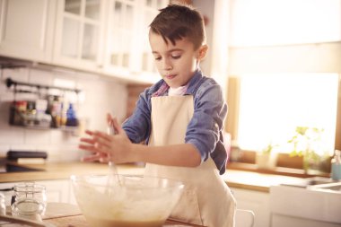 Küçük çocuk birleştirerek