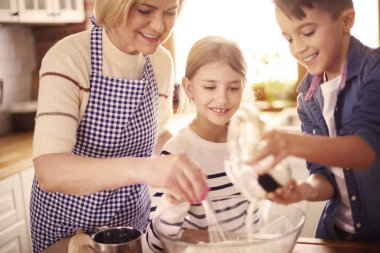 Çocuk pasta pişirme
