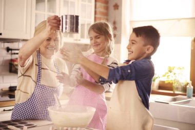 Çocuklar eğleniyor. 