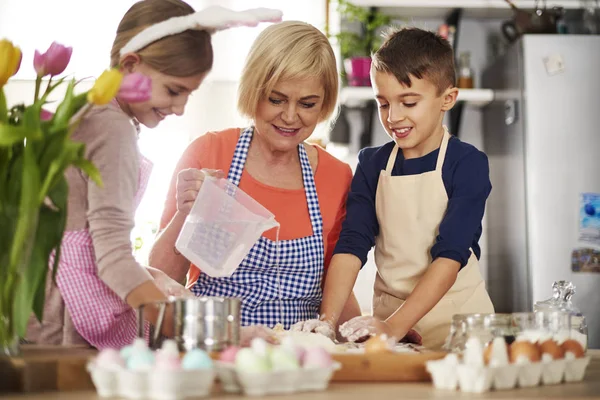 Kinder helfen Großmutter — Stockfoto