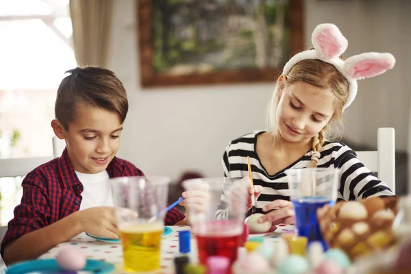 Decorating Easter eggs — Stock Photo, Image
