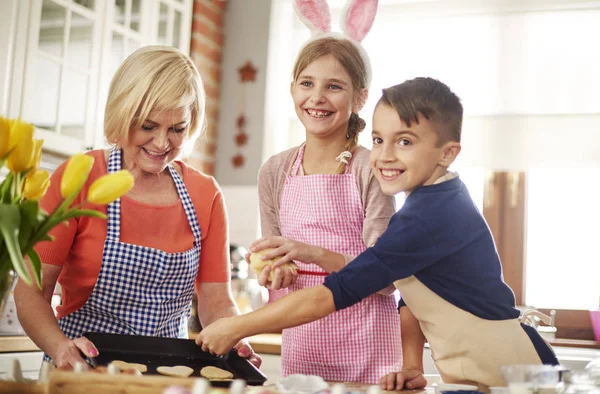 Pequeños ayudantes hornear galletas — Foto de Stock