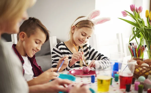 Kids painting easter eggs — Stock Photo, Image