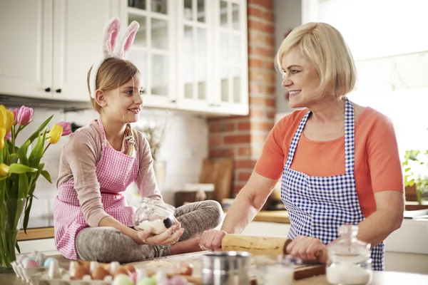 Mormor med barnbarn bär förkläden — Stockfoto