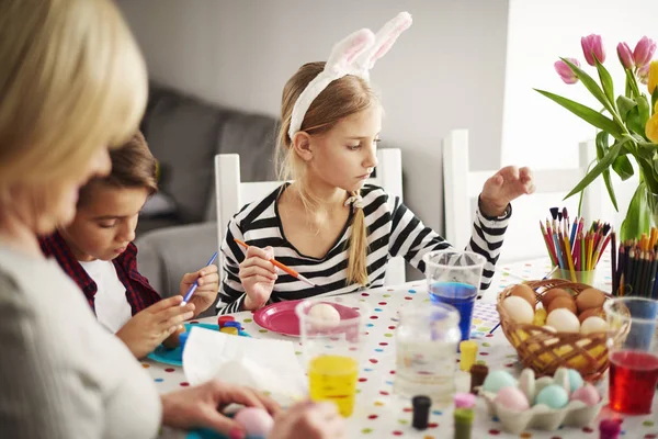 Kids painting easter egg — Stock Photo, Image