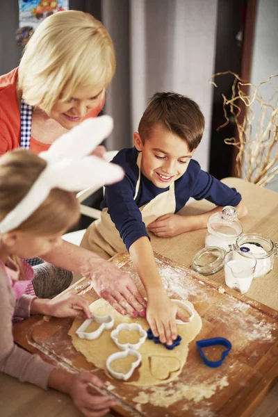 Niños haciendo formas de galletas — Foto de Stock