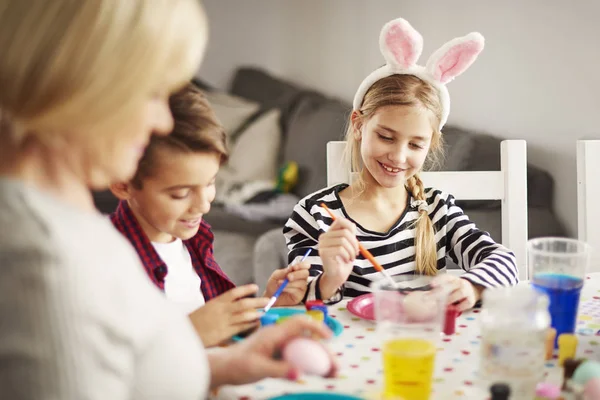 Kinder bemalen Ostereier — Stockfoto