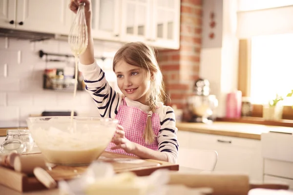 Девушка готовит тесто — стоковое фото