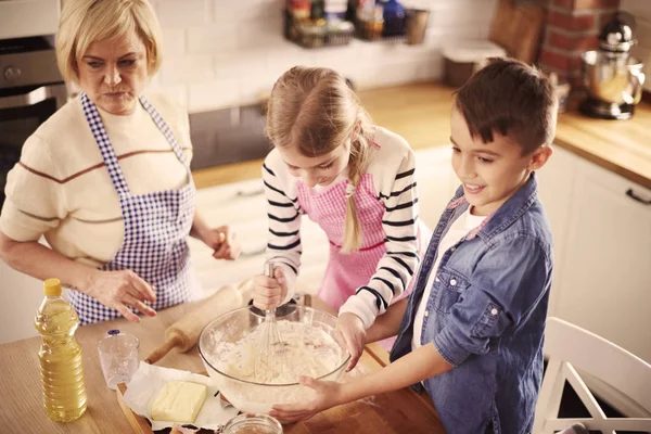 Chlidren hjälper mormor — Stockfoto