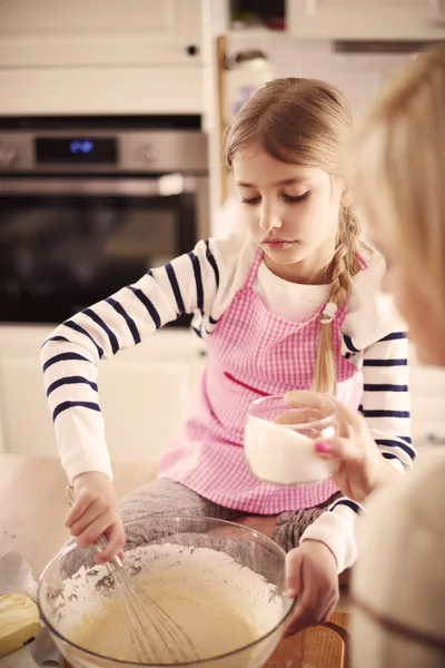 Chica con pastelería casera — Foto de Stock