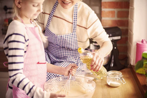 Liten flicka blanda ingredienser — Stockfoto