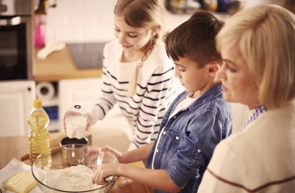 Kinder backen Kuchen — Stockfoto