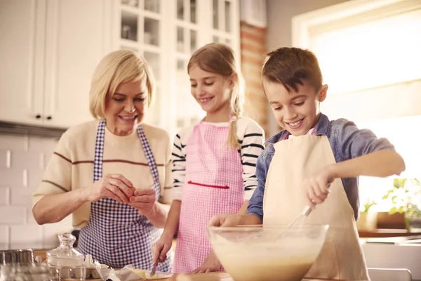 Niños ayudar a la abuela — Foto de Stock