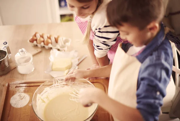 Dwa dzieci co ciasto — Zdjęcie stockowe