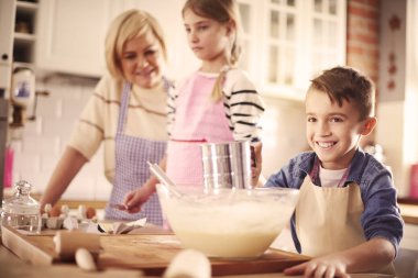 mutfak aksesuarları ile çocuk