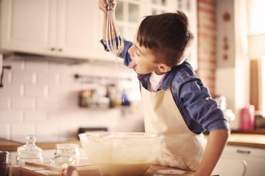 Çocuk meyilli çalışıyordu