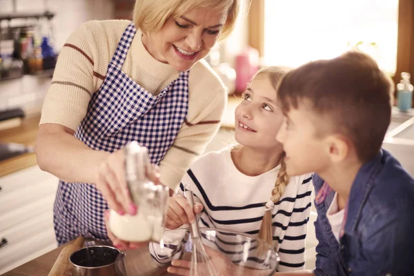 Mormor att sätta socker — Stockfoto