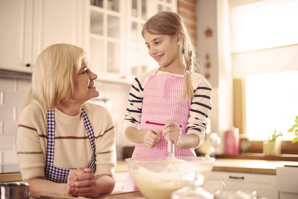 Großmutter und Enkelin backen — Stockfoto