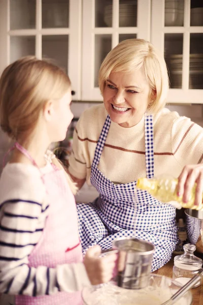 Mormor och barnbarn bakning — Stockfoto