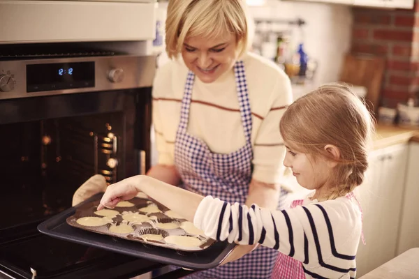 Ragazza aiutare nonna — Foto Stock